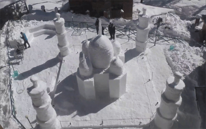 বরফের তাজমহল দেখতে পর্যটকদের ভিড়, সাদা চাদরে ঢেকেছে ‘পৃথিবীর স্বর্গ’