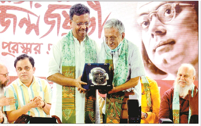 নজরুল ১২২। জন্মদিনের উৎসবে, পুরস্কৃত সৃজনের ২৩ প্রতিভা—গৌতমভদ্র, গৌতম হালদার হর্ষ দত্ত থেকে প্রচেত গুপ্ত … ।