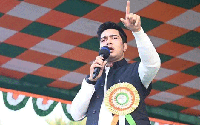 ঠিকাদারি আর তৃণমূল, দু’টো একসঙ্গে নয়, হলদিয়ায় হুঁশিয়ারি অভিষেকের
