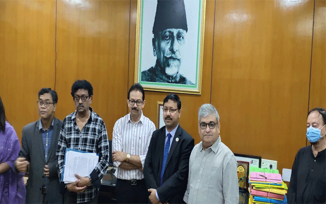 গৌতম ঘোষ-এর লেন্সে ‘কলকাতায় মুজিব’। ঢাকার ৩২ ধানমন্ডিতে শুটিং আরম্ভ । এবার টুঙ্গির দিকে ছুটবে ক্যামেরা ।
