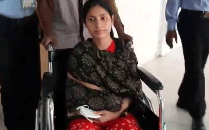 রেণুর নতুন জীবন শুরু, বাঁ হাতই এখন সম্বল তাঁর।