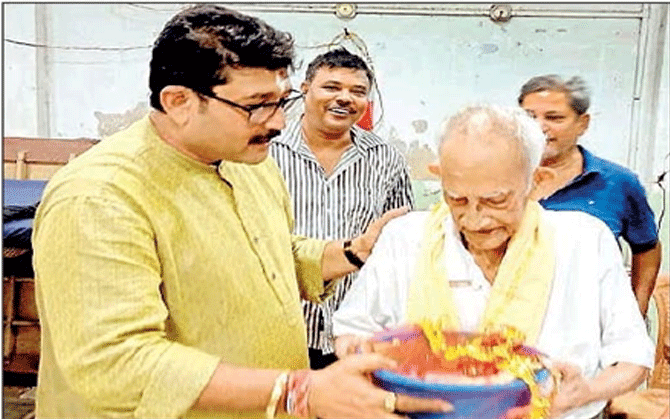 আয়ুষ্মানরা উজ্জীবিত। অসীম শ্রদ্ধায়, সংবর্ধনা শতায়ু টেনিস তারকা সমীর চ্যাটার্জিকে ।