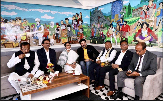 কাঞ্জনজঙ্ঘার প্রতিবেশি  হোটেলের উন্মুক্ত ছাদে, অভিনব ‘ক্যাফে হাউস’।