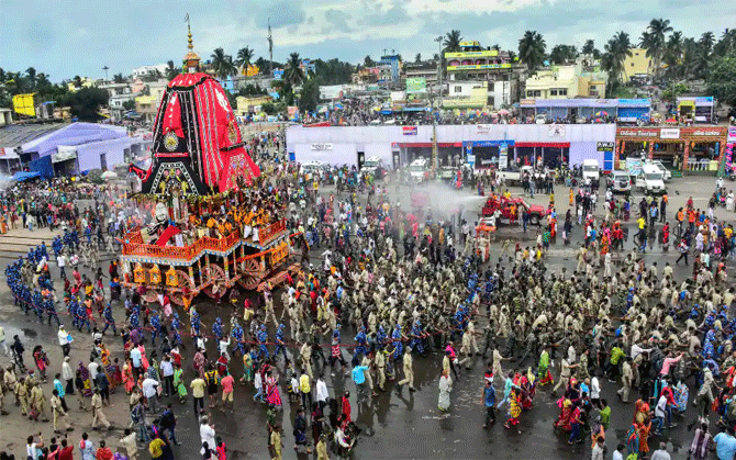 উল্টোরথ ঘিরে আবেগে ভাসছে পুরী। মাসির বাড়ি থেকে ফিরেও ৩ দিন মন্দিরের বাইরে জগন্নাথ।