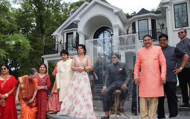 নিউজার্সিতে কাঁচের বাক্সে পূর্নাঙ্গ অমিতাভ!