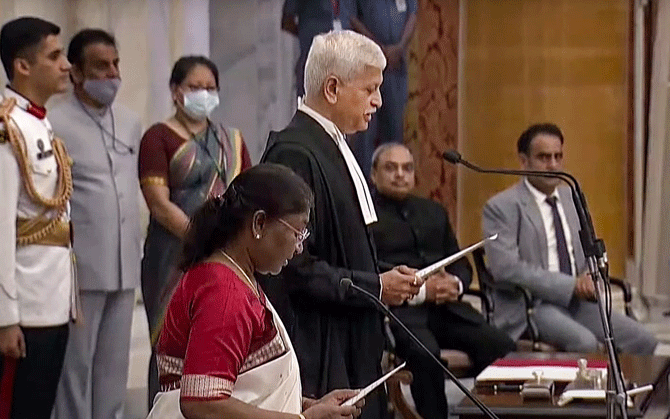 দেশের ৪৯ তম প্রধান বিচারপতি হিসেবে শপথ নিলেন উদয় উমেশ ললিত
