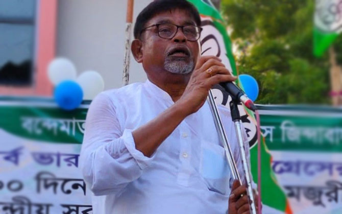 গ্রেপ্তার মানিক ভট্টাচার্য, আদালতে পৌঁছতেই ‘‌চোর চোর’‌ স্লোগান, দেখানো হল জুতো