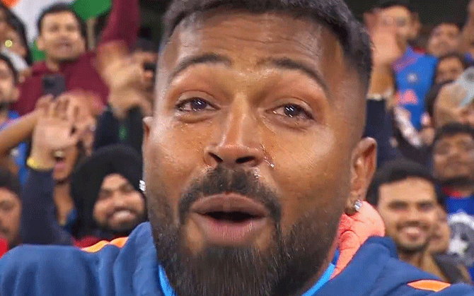 পাকিস্তানের বিরুদ্ধে জয়ের পর মনে পড়ছিল প্রয়াত বাবার কথা, কেঁদে ফেলেন হার্দিক