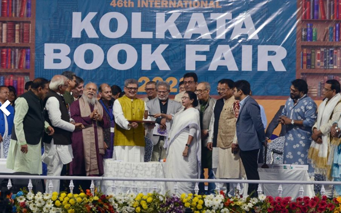 কলকাতার স্থায়ী ঠিকানায় বিশ্বের বৃহত্তম পুস্তক বন্দনা শুরু। মেলা প্রাঙ্গনে মহোৎসবের উচ্ছ্বাস, সূর্যাস্তে সূর্যোদয়ের আভা। মঞ্চেই  শীর্ষেন্দুর হাতে আরপিজির ‘সৃষ্টি সম্মান’