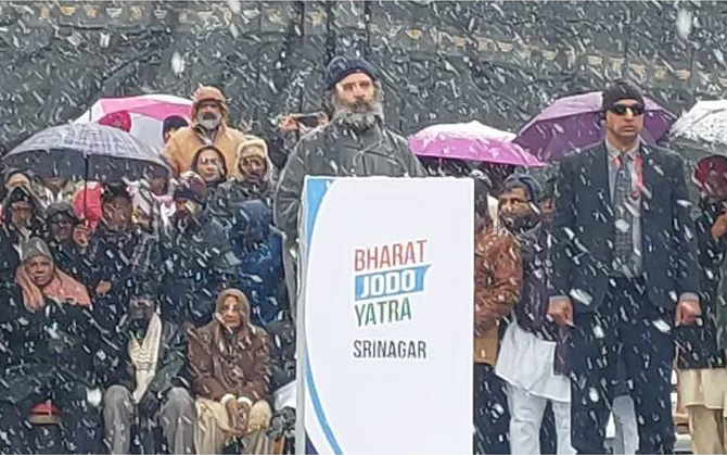 ভয় দেখিয়ে নয়, ভালোবাসায় বাঁধতে হবে ভূস্বর্গকে। ভারত জোড়োর সমাপ্তি ভাষণে গেরুয়া শিবিরকে পরামর্শ রাহুলের