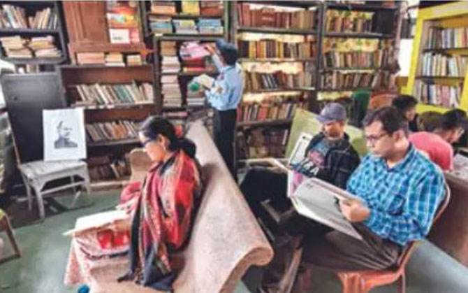 বই মানুষের বই বাগানে পাঠকের ঢল! নিরাপত্তারক্ষীর অভাবনীয় উদ্যোগে পুস্তক পাঠের চিরাচরিত প্রথা ভাঙার ইঙ্গিত
