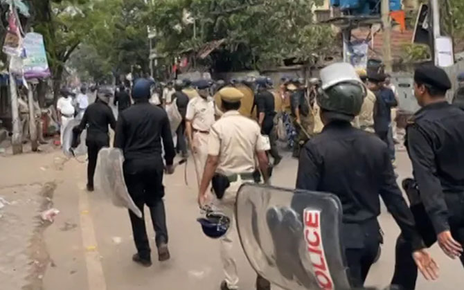 রাজ্যের আইন-শৃঙ্খলার হাল সম্পর্কে জানতে চায় কেন্দ্র, রাজ্যপালকে স্বরাষ্ট্রমন্ত্রীর ফোন
