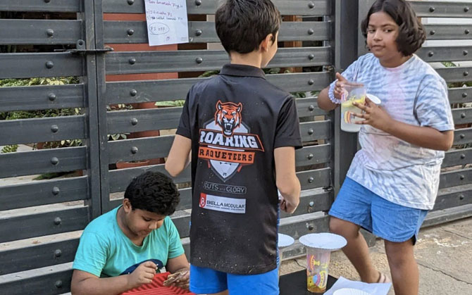 বেঙ্গালুরুর  শিশুদের অভিনব কায়দায় ব্যবসা , শরবত বিক্রির পদ্ধতির প্রশংসায় মুখর নেট দুনিয়া