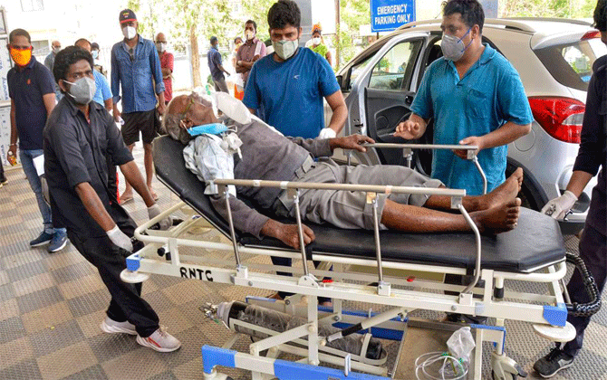ডাক্তারি বিদ্যায় তিন বছরের ডিপ্লোমা কি লঘু করবে চিকিৎসার দুরবস্থা ? সমীক্ষা, গ্রামীণ  হাসপাতালে ভিড় কেন বাড়ে ?