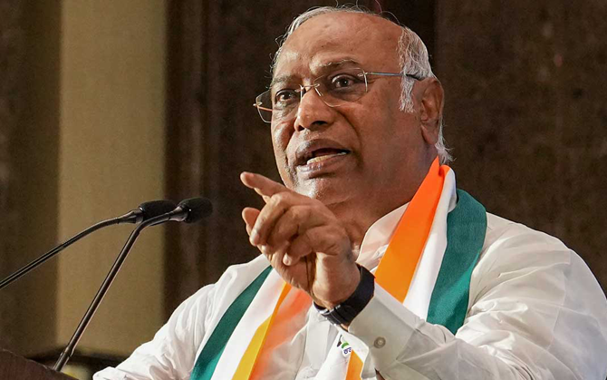 ১০০ কোটির মানহানি মামলায় খাড়গেকে  পাঞ্জাবের  জেলা  আদালতের  তলব