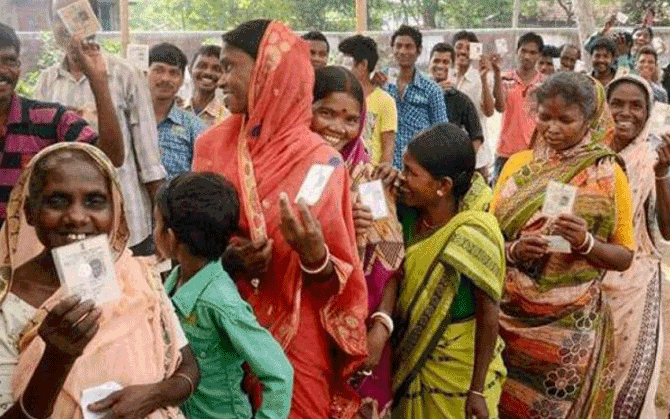 জনমুখী প্রকল্প বনাম দুর্নীতি — কোন দিকে এবার গ্রাম বাংলা রায় ?