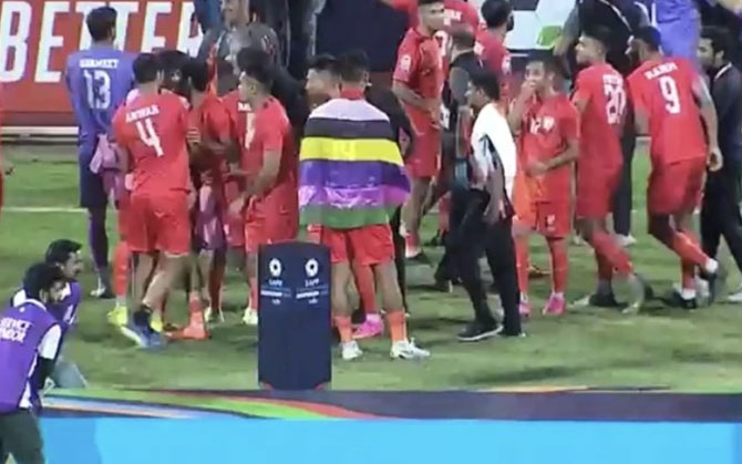 সাফ জয়ের পর গায়ে সালাই তারেত পতাকা। অশান্ত মণিপুরে শান্তি বার্তা দিতেই গায়ে জড়িয়েছি পতাকা, বার্তা জিকসনের