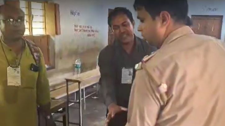 নির্বাচন হিংসায় পুলিশের পা ধরে পোলিং অফিসারের কাতর আর্জি: “আমাদের এখান থেকে উদ্ধার করুন”