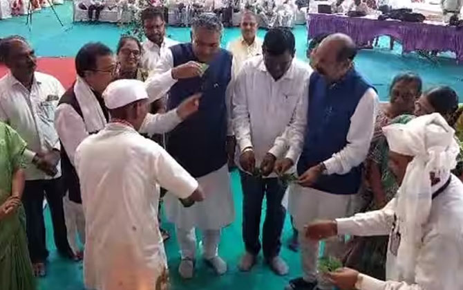 সরকারি অনুষ্ঠানে প্রকাশ্যে মদ্যপান করলেন নরেন্দ্র মোদির রাজ্যের মন্ত্রীর, ভাইরাল ভিডিও প্রকাশ্যে আসতেই বিচিত্র সাফাই মন্ত্রীর