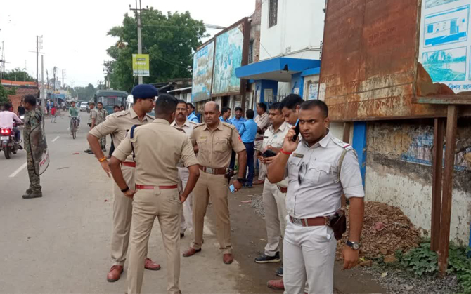 পঞ্চায়েতে বোর্ড গঠন নিয়ে সংঘর্ষ । শাসকের বিরুদ্ধে প্রধানের পদ বিক্রির অভিযোগ বিরোধীদের।ফুরফুরায় নওশাদের সঙ্গে পুলিশের বাক যুদ্ধ