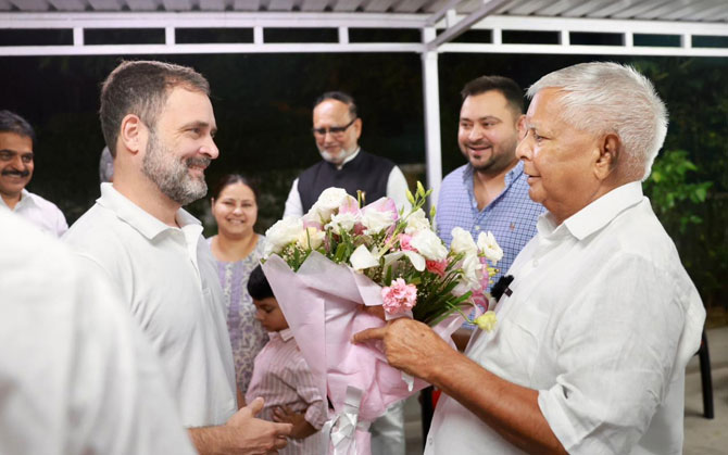 রাজধানীতে পাঁচক লালুর হাতের জাদুতে মুগ্ধ রাহুল