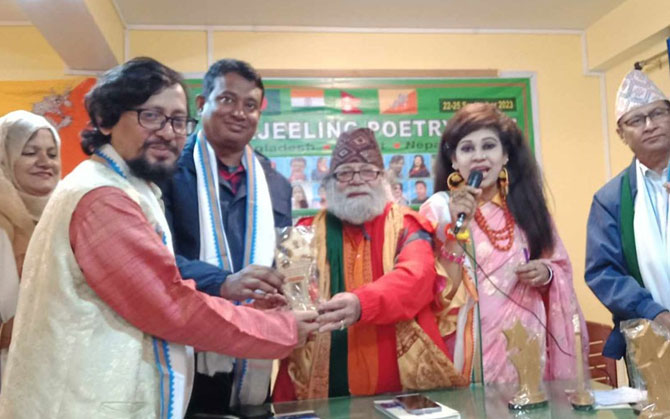 “কবিতা হোক শান্তি ও সম্প্রীতির হাতিয়ার”, এই শিরোনামে সম্প্রতি দার্জিলিংয়ে চার দেশের কবিতা উৎসব উদযাপিত হল