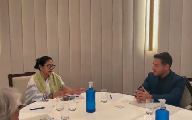 বয়ন ও পলিমার শিল্পে বাংলায় নয়া বিনিয়োগ। স্পেনে টেম্পো গ্রুপের সঙ্গে বৈঠকের পর জানালেন মুখ্যমন্ত্রী