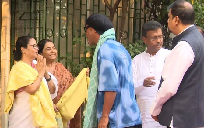 মুখ্যমন্ত্রীর সঙ্গে দেখা করে ব্রাজিলের জার্সি তুলে দিলেন রোনাল্ডিনহো