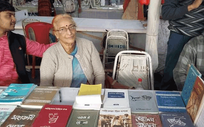 বইমেলায় সাহিত্যের আসর সাজিয়ে শিখা ভট্টাচার্য