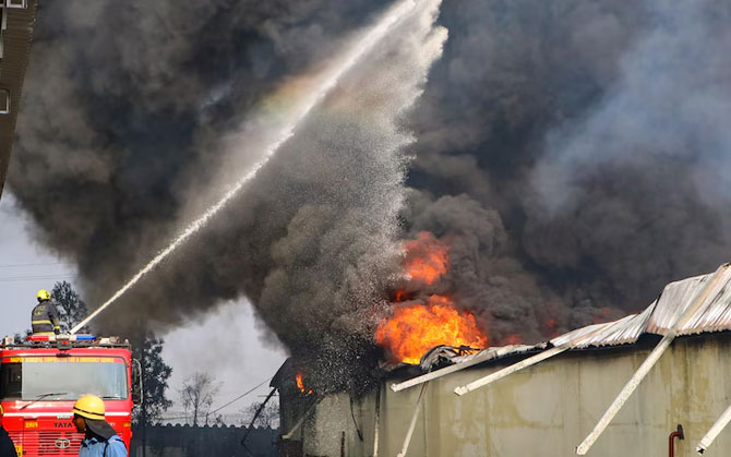 দমদমের ছাতা কলের বস্তিতে ভয়াবহ আগুন প্রায় ৫০টি বাড়ি ভস্মীভূত