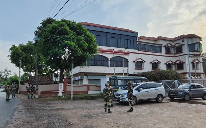 তৃণমূল নেতা আব্দুল বারিক বিশ্বাসের বাড়িতে ইডি হানা। দিনভর তল্লাশি।
