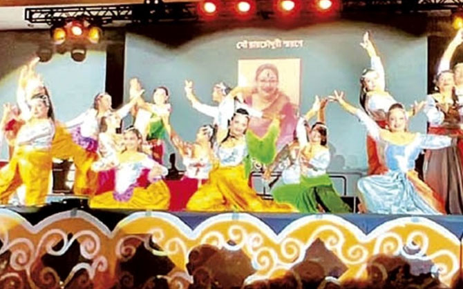 শিকাগোর বঙ্গ সম্মেলনে বিশেষ মর্যাদায় স্মরণে মৌ।  ঘোষণা, আগস্টে কলকাতায়  স্মারকমোড়া সংবর্ধনা শিক্ষাব্রতী সত্যমকে