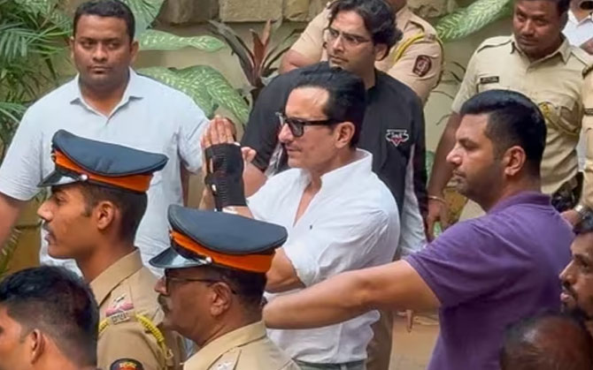 হাসপাতাল ছাড়া পেয়ে বাড়ি ফিরলেন আহত সইফ।  ঘাড়ে, হাতে ব্যাণ্ডেজ অভিনেতার