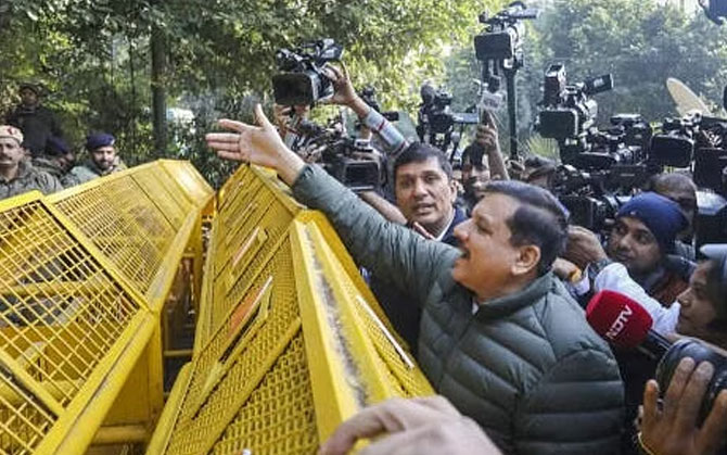 দিল্লিতে বাংলো উত্তেজনা চরমে। মুখ্যমন্ত্রী আবাসনে আপ নেতাদের ঢুকতে বাধা পুলিশের।