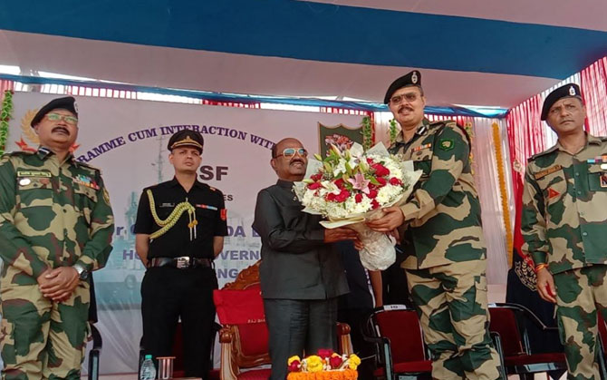 গ্রাম প্রকল্প অনুষ্ঠানে হিঙ্গলগঞ্জে রাজ্যপাল। সীমান্তরক্ষীদের কাজের ভূয়ষী প্রশংসায় বোস