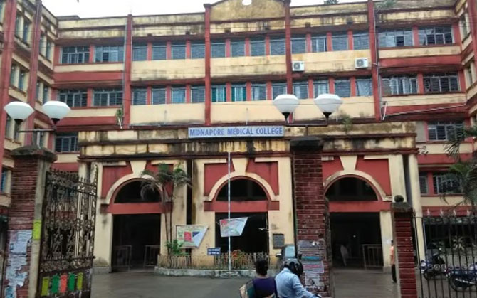 নিষিদ্ধ স্যালাইনে প্রসূতির মৃত্যু। উত্তাল মেদিনীপুর মেডিক্যাল। রাজ্যের স্বাস্থ্য দফতরের ১৩ সদস্যের পৌঁছালো হাসপাতালে