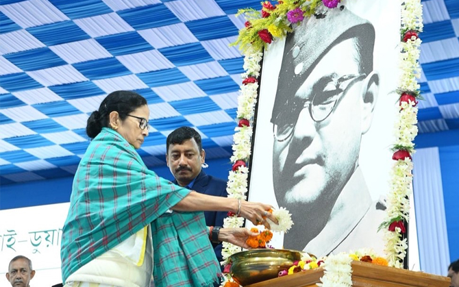 ‘বেঁচে থাকলে তাঁকেও কি নাগরিকত্বের প্রমাণ দিতে হত?’ — নেতাজির জন্মদিনে ‘এসআইআর’ ইস্যুতে কেন্দ্র ও কমিশনকে তীব্র আক্রমণ মমতার