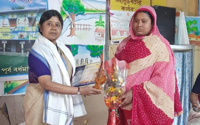 অভিনব উদ্যোগ স্কুলের, ১৮ মেধাবির মাকে সংবর্ধনা