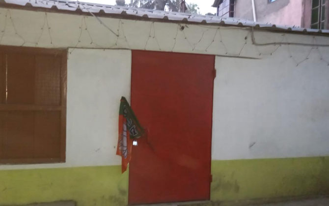 মণ্ডল সভাপতিকে সরানোয় ক্ষোভ,তালা বিজেপির জেলা কার্যালয়ে। পূর্ব বর্ধমানে প্রকাশ্যে পদ্মশিবিরের গোষ্ঠীকোন্দল