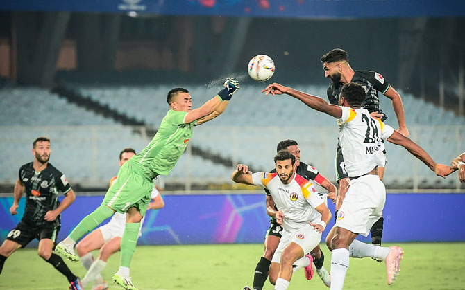 প্রায়াশ্চিত্য মহেশ সিংয়ের, দুরন্ত ফুটবল উপহার দিয়ে মহমেডানকে ৩–১ ব্যবধানে হারাল ইস্টবেঙ্গল