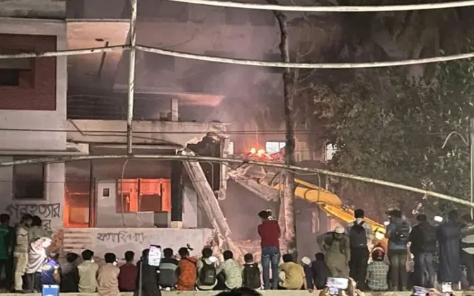 বুলজোডারে গুঁড়িয়ে গেল বঙ্গবন্ধু বাসভন, বাংলাদেশে বিভিন্ন স্থানে ভাঙা হল ম্যুরালও