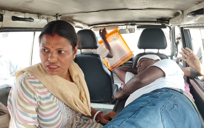সরকারি প্রকল্প ঘিরে বিবাদ, স্বরূপ নগরে বিজেপির কর্মীর হাতে নিগৃহীত তৃণমূল নেতা
