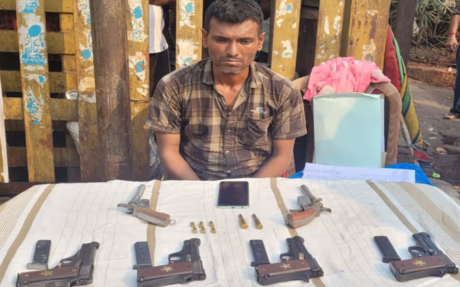 অস্ত্রপাচারের চেষ্টা, শিয়ালদা স্টেশনে পিস্তল-কার্তুজ সহ গ্রেফতার এক