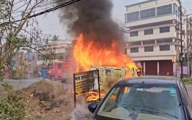 ওয়াকফ আইনের বিরোধীতায় অশান্ত জঙ্গিপুর, পরিস্থিতি নিয়ন্ত্রণে এলাকায় মোতায়েন পুলিশ। শান্তির বার্তা নিয়ে, বুধবার এলাকাবাসীদের সঙ্গে বৈঠকে বসবেন জাকির হোসেন
