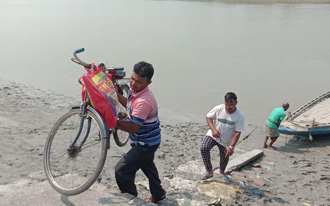 বেহাল দশা খেয়া ঘাটের, ঝুঁকির যাত্রা হিঙ্গলগঞ্জের বাসিন্দাদের