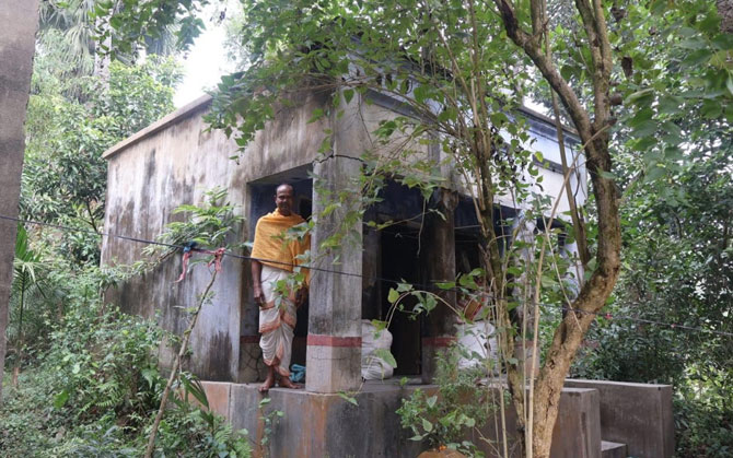 খন্ডহর দশা ২৫০ বছরের পুরনো মন্দিরের । সংস্কারের আর্জি দাঁইহাটের বাসিন্দাদের