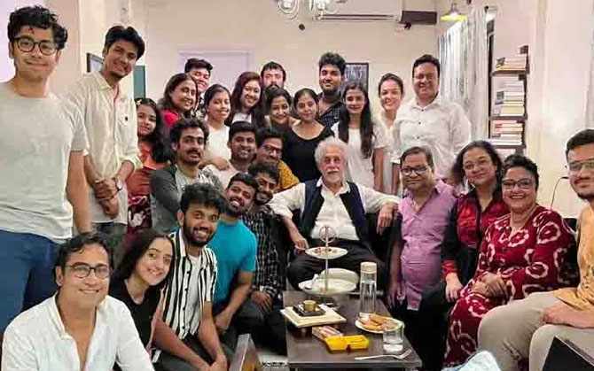 সলমন রুশদির জীবনযুদ্ধ এবার থিয়েটারের মঞ্চে। নাসিরুদ্দিন শাহের হাতে ‘নাইফ’!