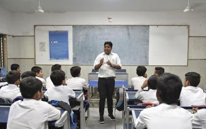 ভুলের পাঠ্যক্রম, বিভ্রান্তির পাঠশালা! উচ্চ-মাধ্যমিকের বাংলা বইয়ে ভুলেভরা পাঠক্রম দেখে ক্ষোভে ফুঁসছেন শিক্ষক সমাজ