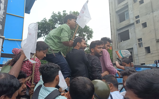 কসবার আইন কলেজে ছাত্রীর উপর নির্যাতনের ঘটনায় উত্তপ্ত মহানগর, গ্রেফতার ৪। বিরোধীদের বিক্ষোভ-মিছিলে পুলিশি ধরপাকর