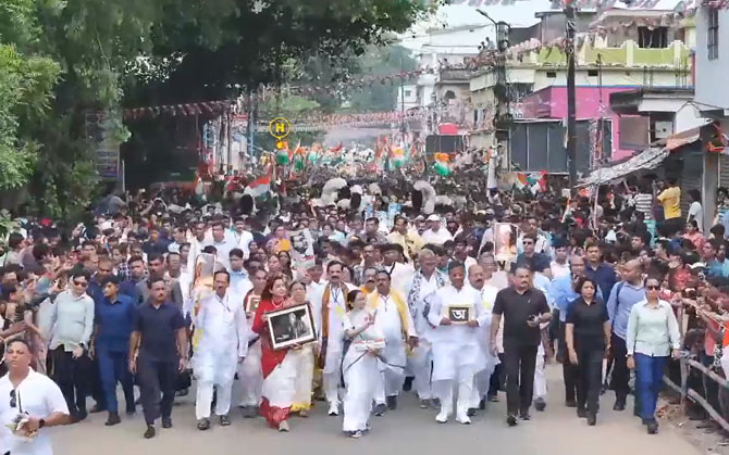 ভিনরাজ্যে বাঙালি হেনস্থার প্রতিবাদ, রবীন্দ্রনাথের ছবি হাতে বোলপুরে ভাষা আন্দোলন পদযাত্রা মুখ্যমন্ত্রীর